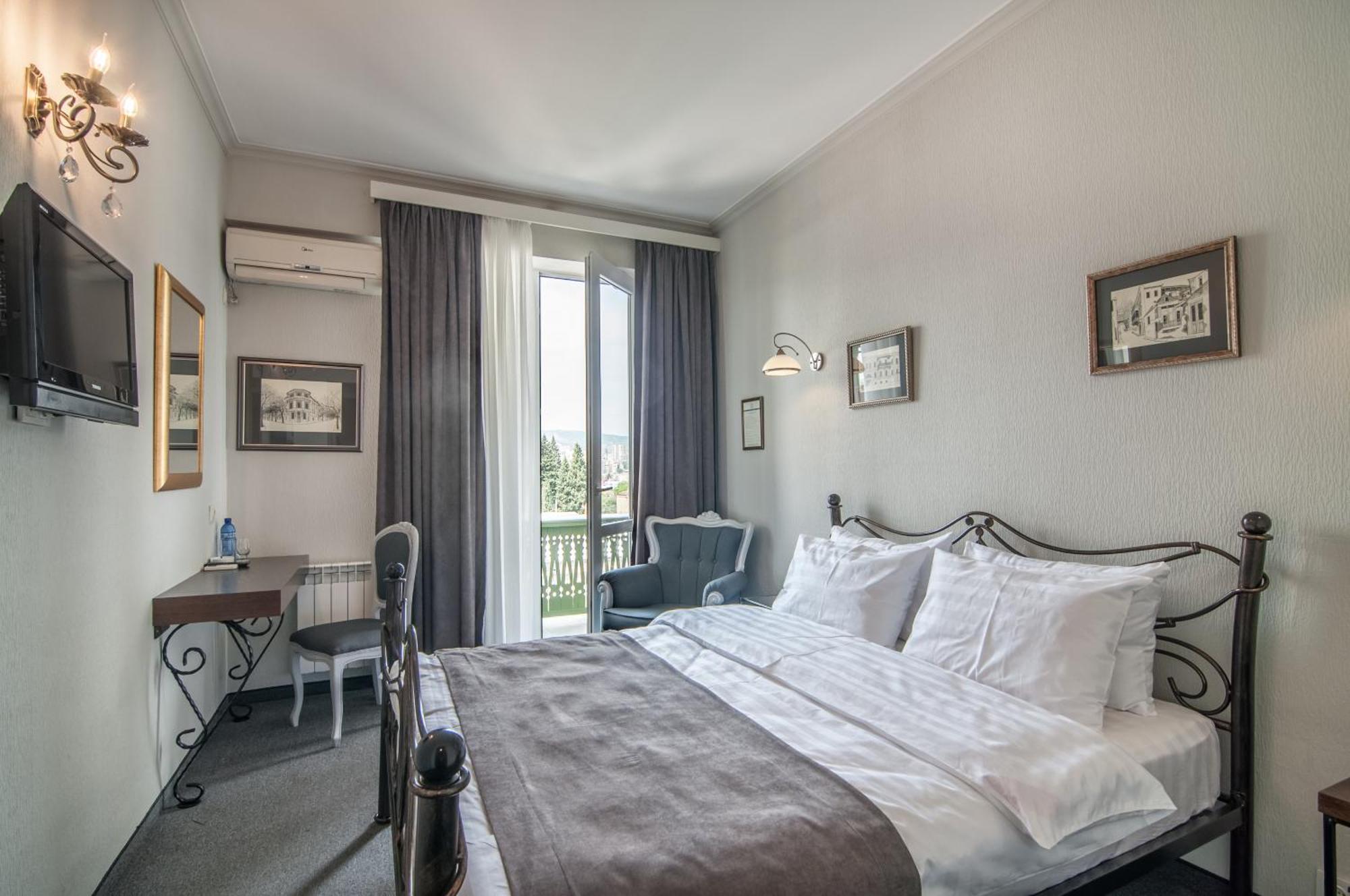 Prestige Palace - Esquisse Hotel Tbilisi Bagian luar foto