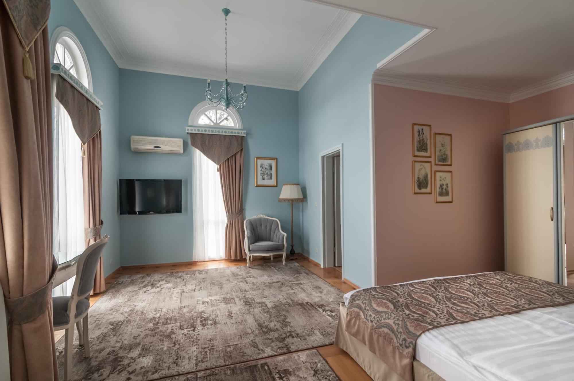 Prestige Palace - Esquisse Hotel Tbilisi Bagian luar foto