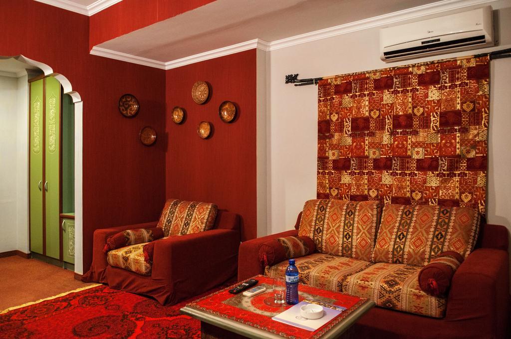 Prestige Palace - Esquisse Hotel Tbilisi Bagian luar foto